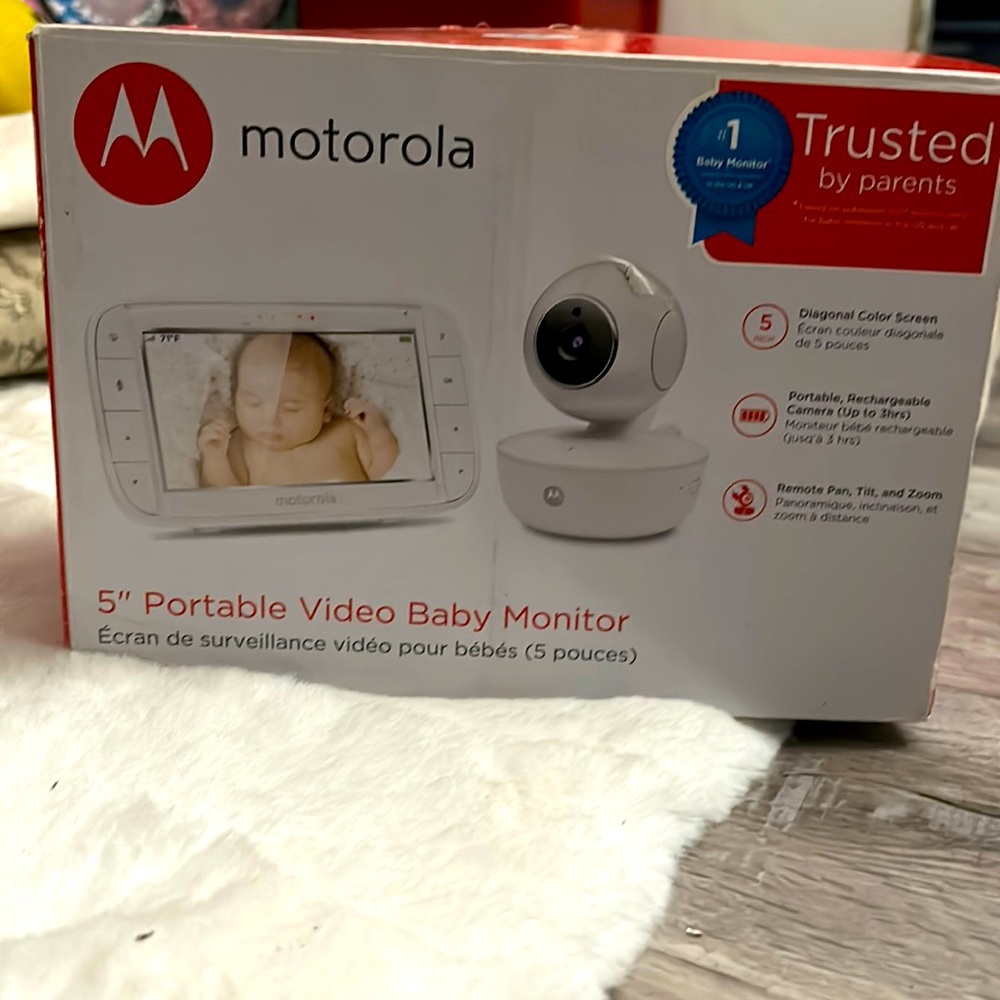 NIB Motorola portable video baby monitor (comes with two cameras) one monitor